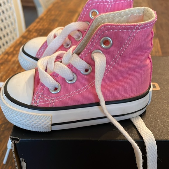 EUC LIKE NEW Converse Lace-up Chuck Taylor’s for Infants & Toddlers Sz 2 PINK - Picture 4 of 9